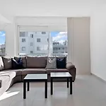 Phaedrus Living: Romanou Modern Center Flat *