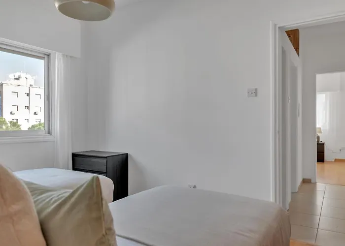 Phaedrus Living: Romanou Modern Center Flat Нікосія