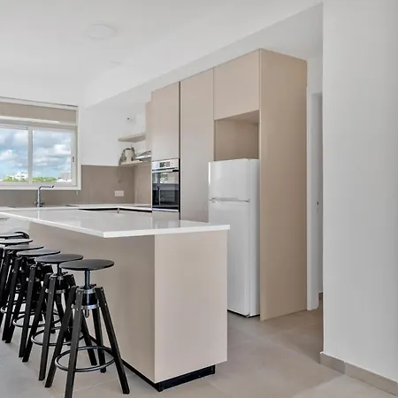 Apartment Phaedrus Living: Romanou Modern Center Flat *