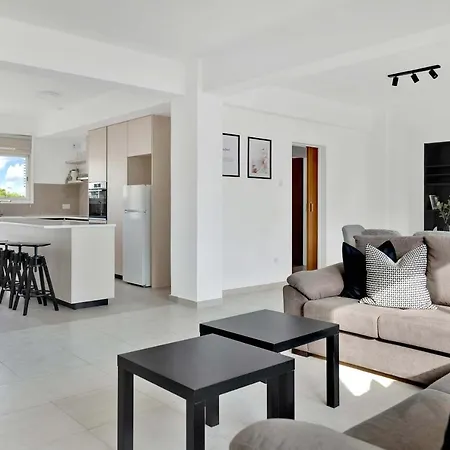 Phaedrus Living: Romanou Modern Center Flat Apartment *