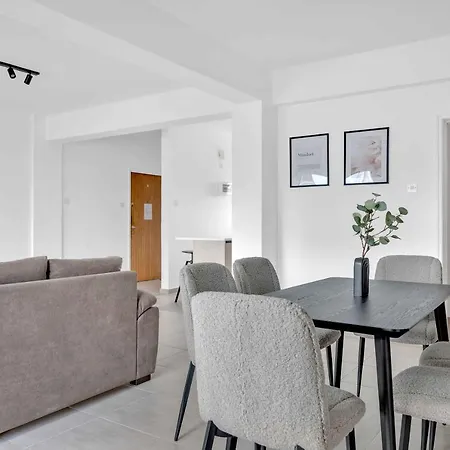 Phaedrus Living: Romanou Modern Center Flat *