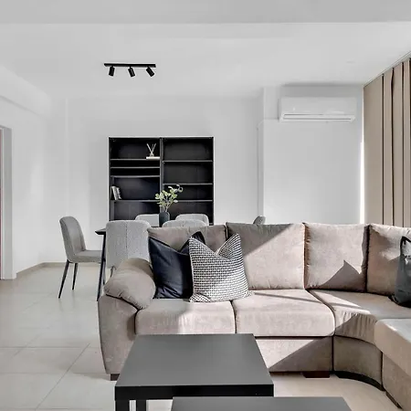 Phaedrus Living: Romanou Modern Center Flat *