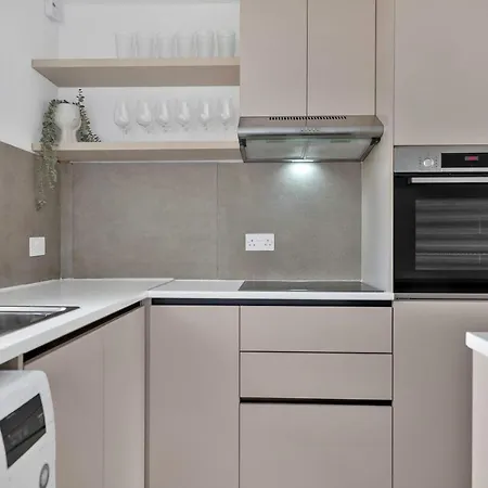 Phaedrus Living: Romanou Modern Center Flat Apartment Nicosia