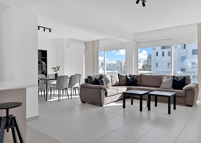 Phaedrus Living: Romanou Modern Center Flat Apartment