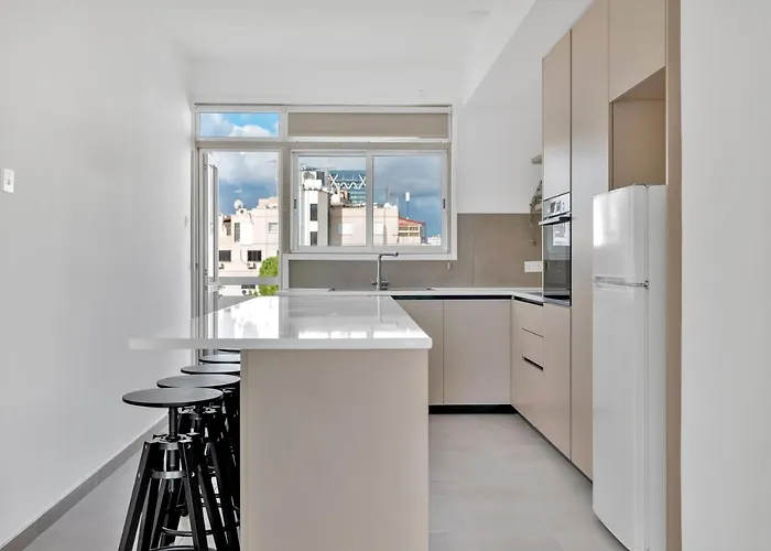 Phaedrus Living: Romanou Modern Center Flat *