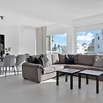 Phaedrus Living: Romanou Modern Center Flat