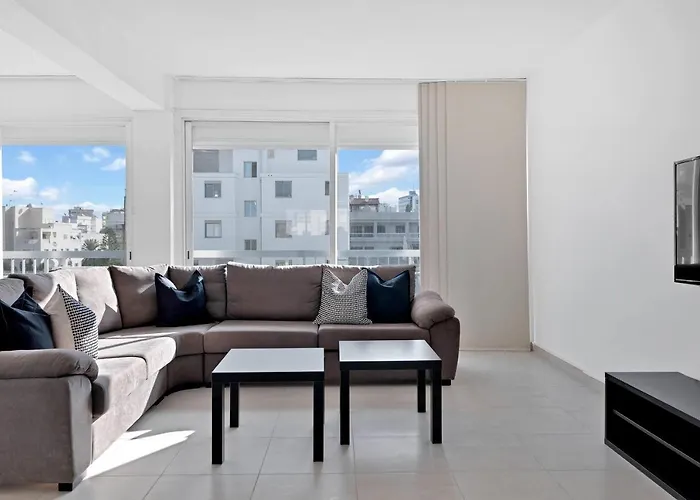 Phaedrus Living: Romanou Modern Center Flat *