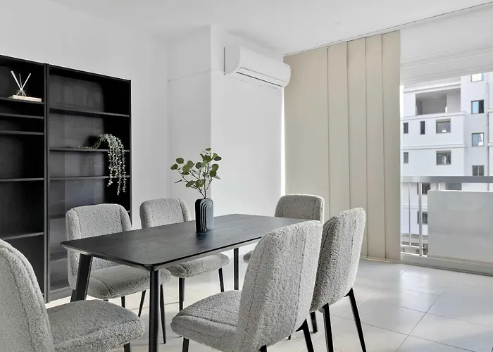 Phaedrus Living: Romanou Modern Center Flat アパート